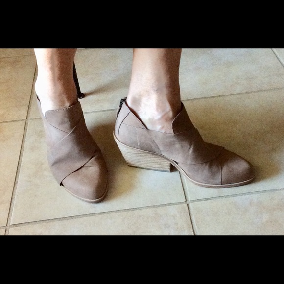 Eileen Fisher “Vero Cuoio” Ankle Boots - Picture 2 of 4